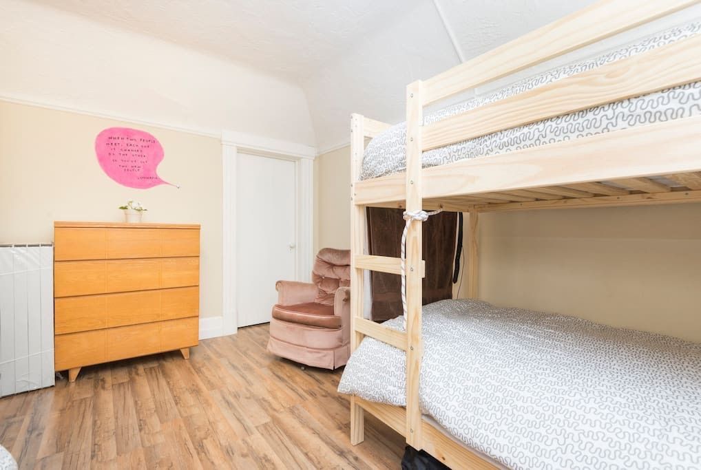  Bed In A 4-Bed Female Only Room  -  Spacious & Classic House w/ Workspace  - Gallery -  3
