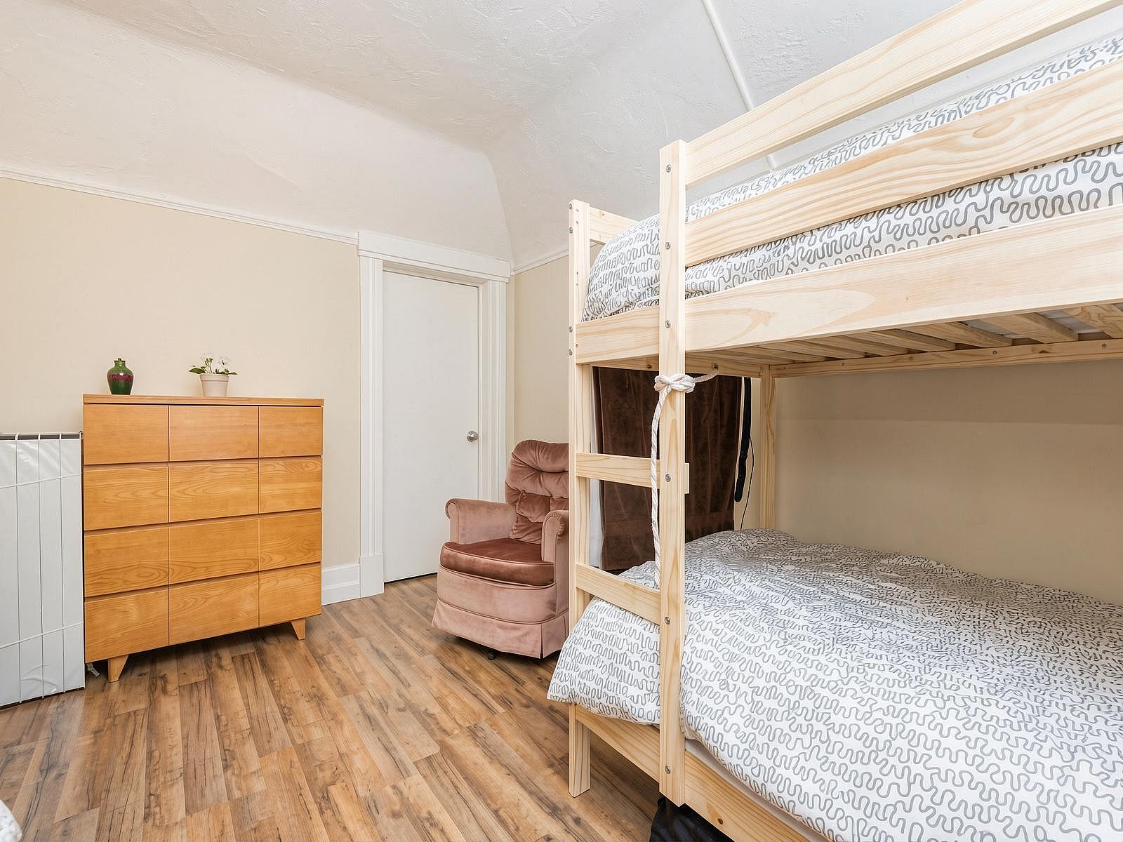  Bed In A 4-Bed Female Only Room  -  Spacious & Classic House w/ Workspace  - Gallery -  5