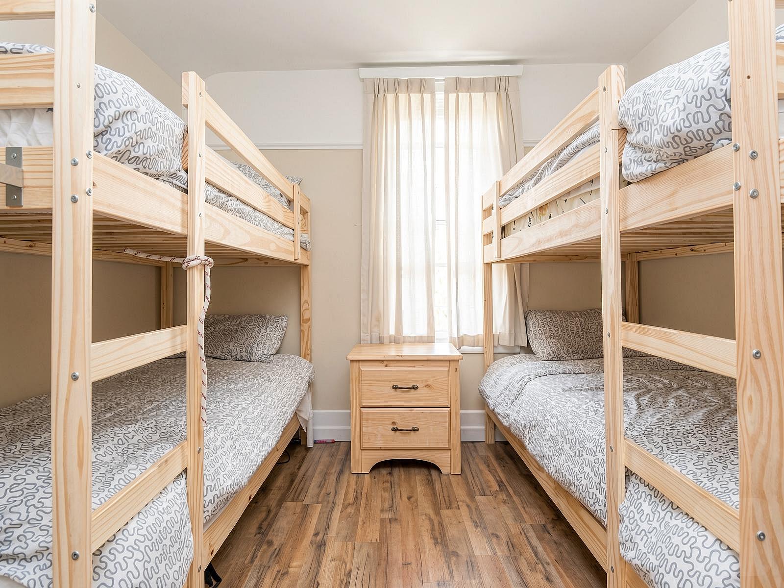  Bed In A 4-Bed Male Only Room  -  Spacious & Classic House w/ Workspace  - Gallery -  16