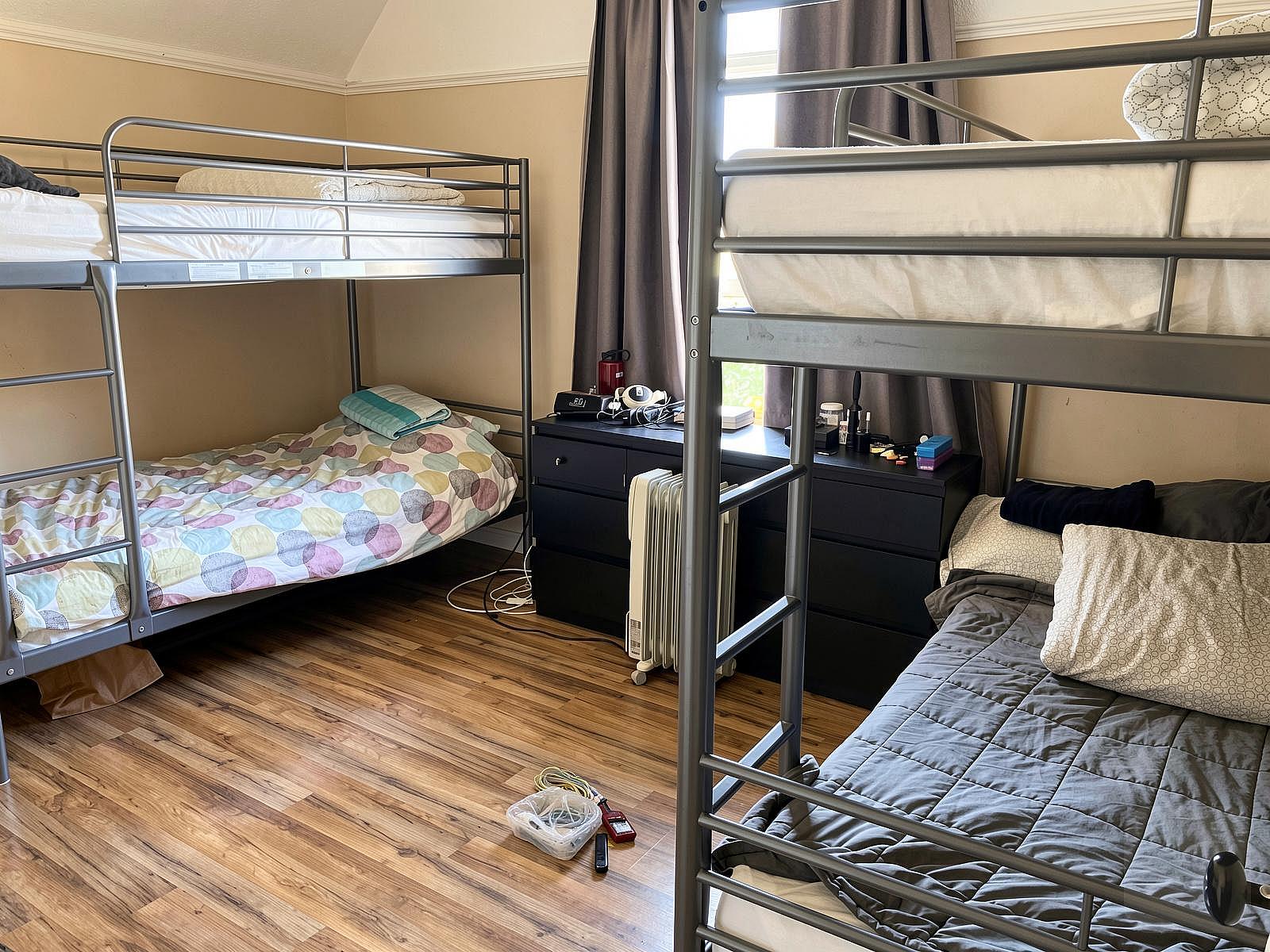  Bed In A 4-Bed Male Only Room  -  Spacious & Classic House w/ Workspace  - Gallery -  18