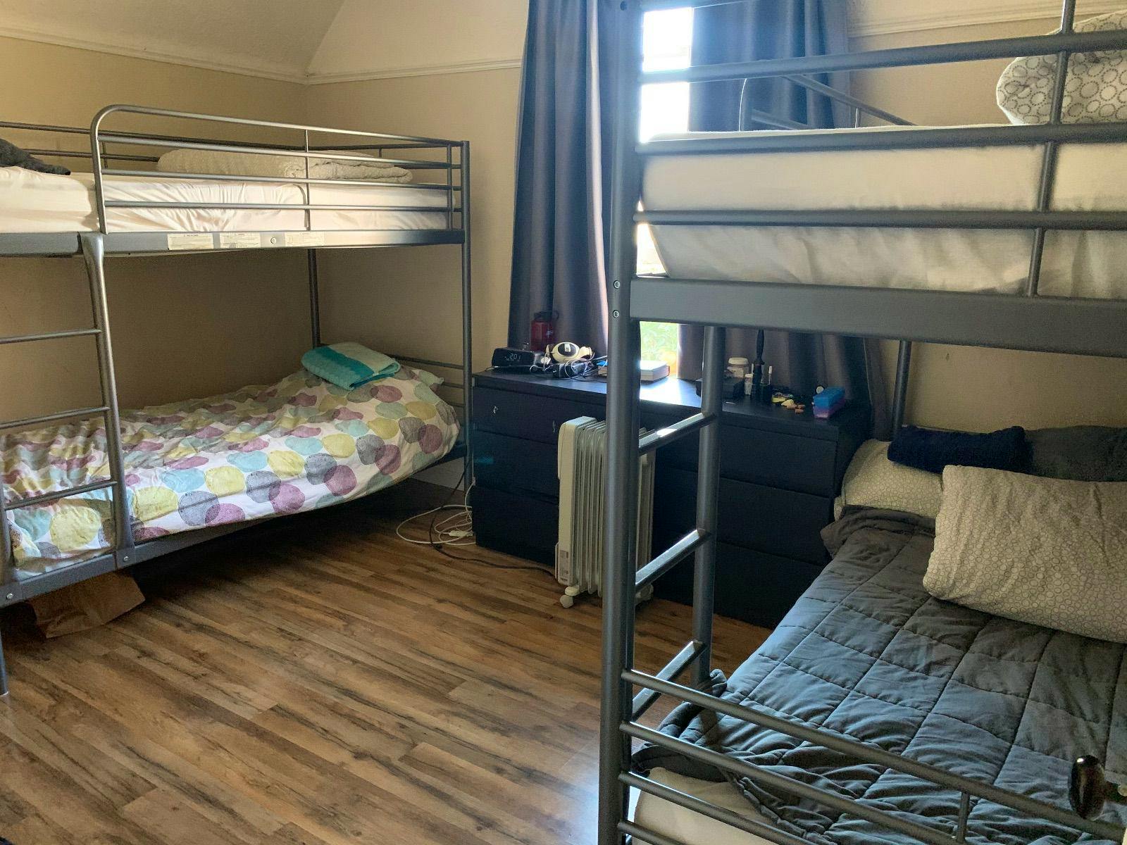  Bed In A 4-Bed Male Only Room  -  Spacious & Classic House w/ Workspace  - Gallery -  9