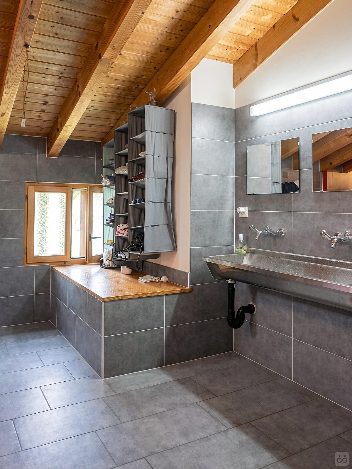 Bed In A 4-Bed Mixed Gender Room - Cozy Chalet Overlooking the Alps w/ Garden + Coworking - Gallery - 26