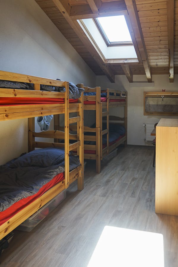 Bed In A 4-Bed Mixed Gender Room - Cozy Chalet Overlooking the Alps w/ Garden + Coworking - Gallery - 24