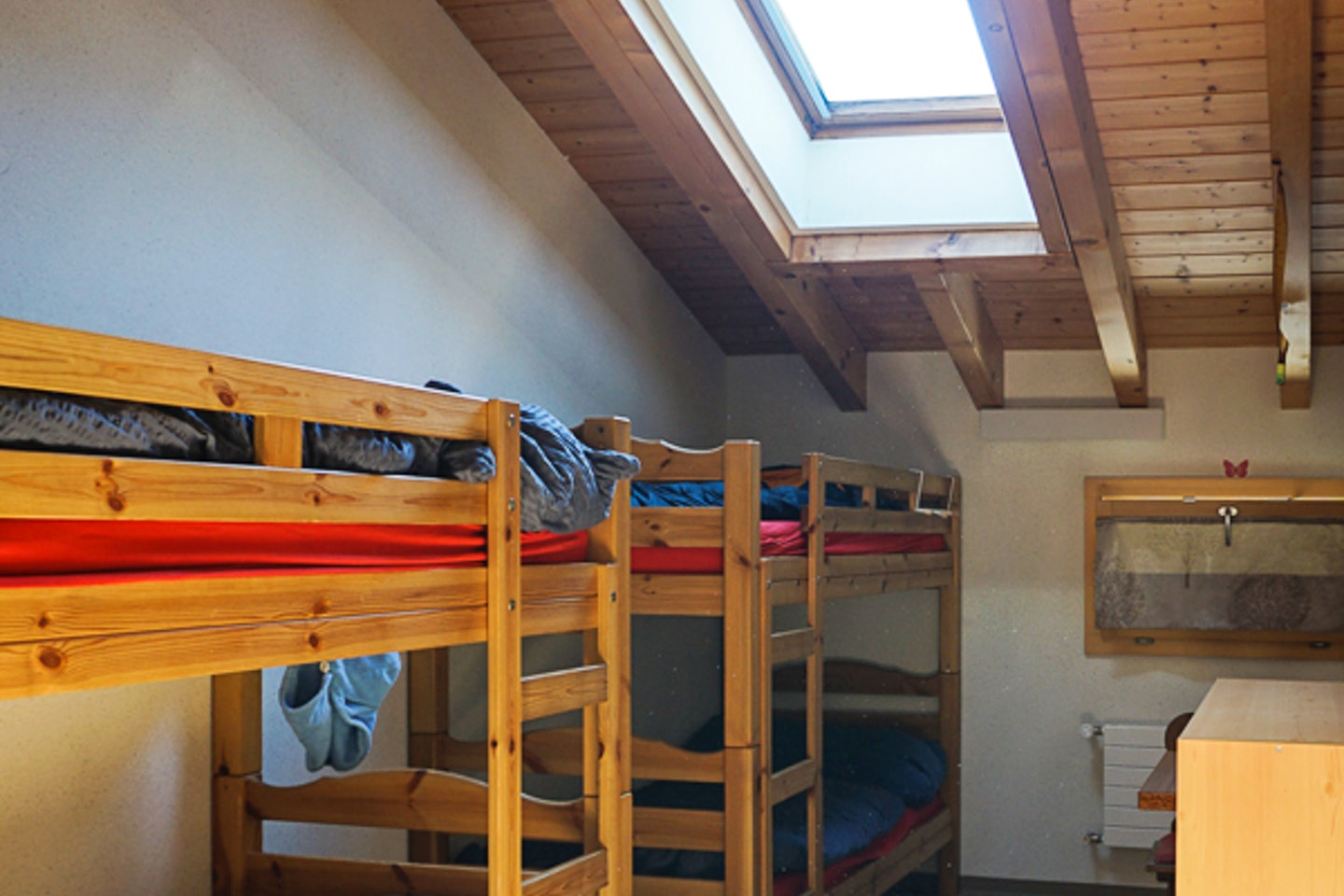 Bed In A 4-Bed Mixed Gender Room - Cozy Chalet Overlooking the Alps w/ Garden + Coworking - Gallery - 25