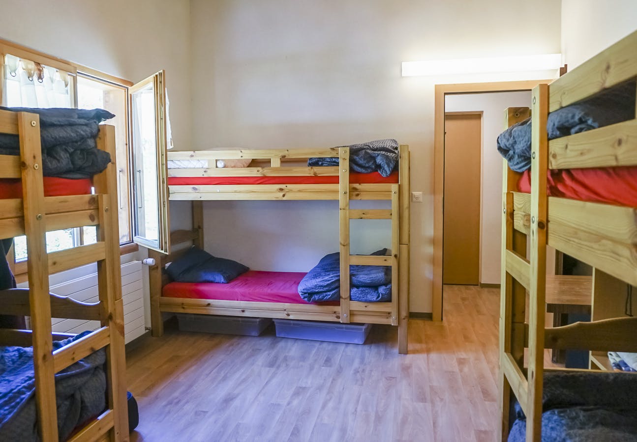 Bed In A 6-Bed Gender Separated Room - Cozy Chalet Overlooking the Alps w/ Garden + Coworking - Gallery - 28