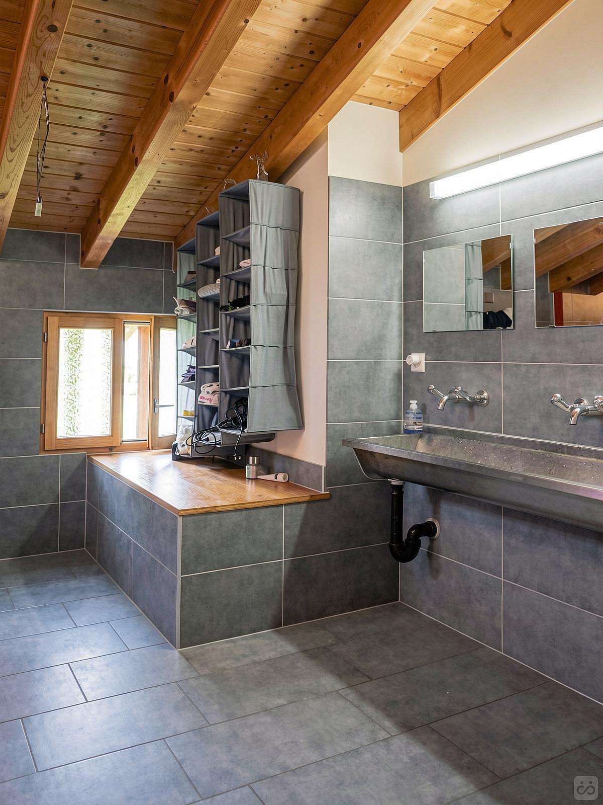 Bed In A 8-Bed Mixed Gender Room - Cozy Chalet Overlooking the Alps w/ Garden + Coworking - Gallery - 11