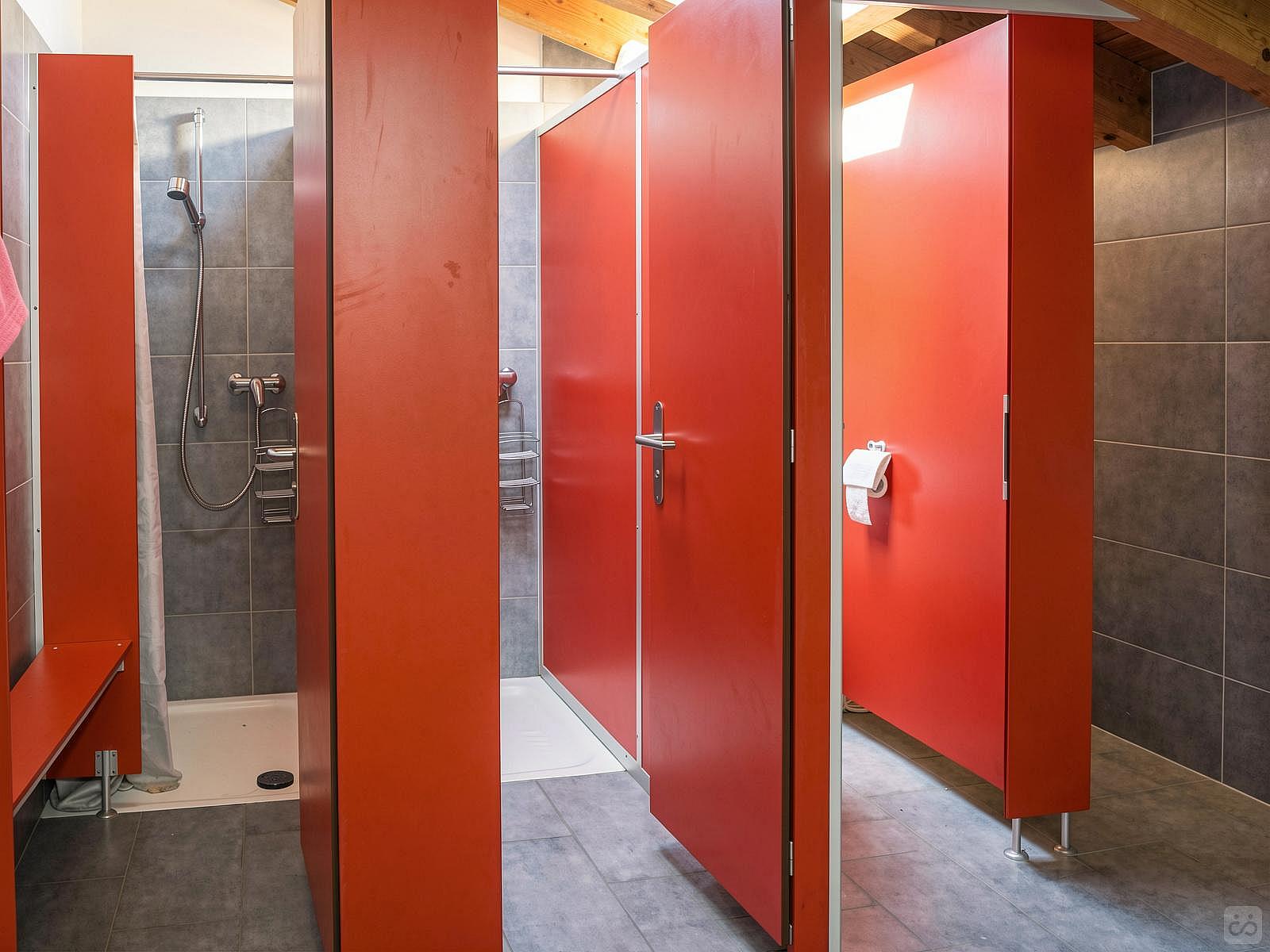 Bed In A 8-Bed Mixed Gender Room - Cozy Chalet Overlooking the Alps w/ Garden + Coworking - Gallery - 10