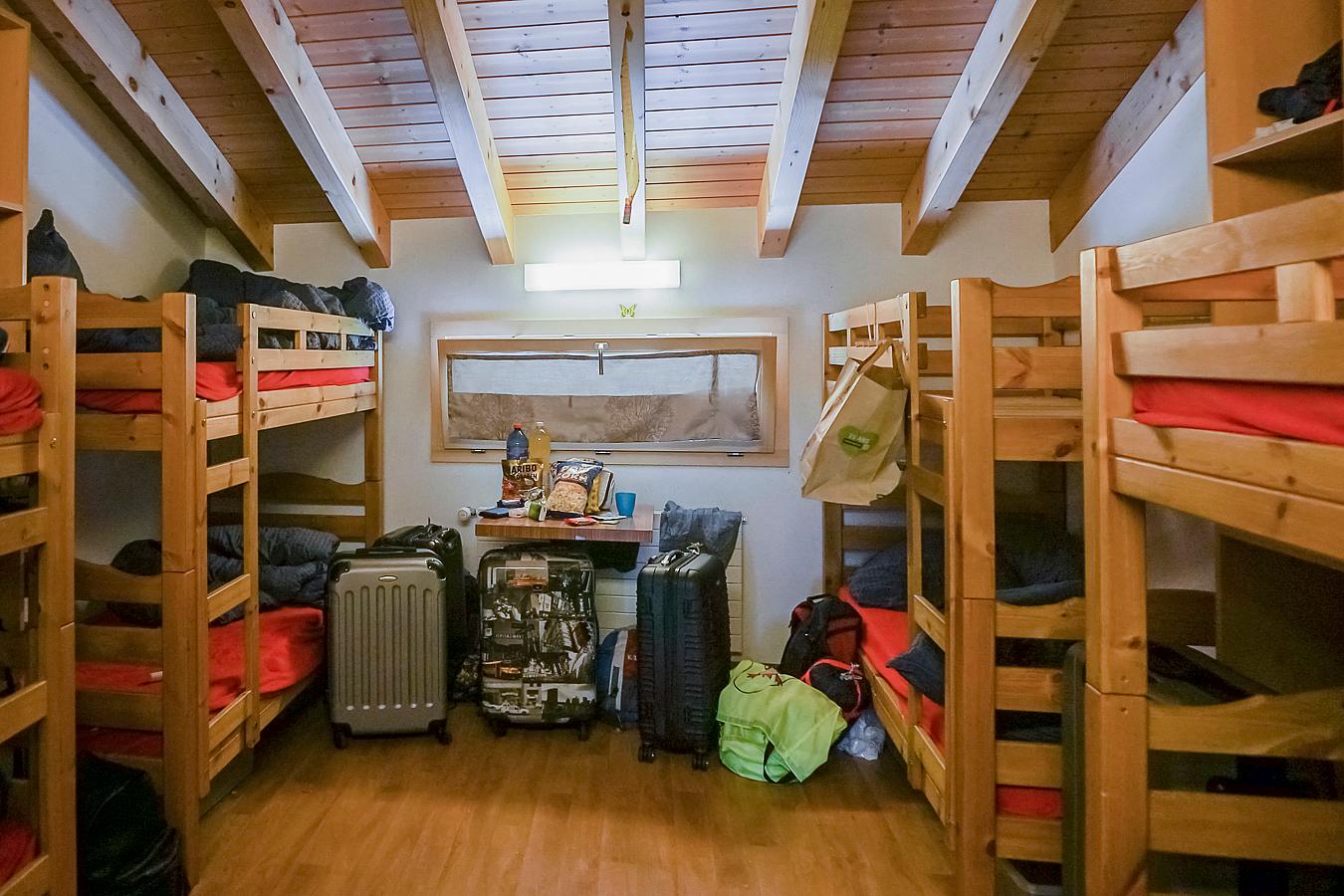  Bed In A 8-Bed Mixed Gender Room  -  Cozy Chalet Overlooking the Alps w/ Garden + Coworking  - Gallery -  21