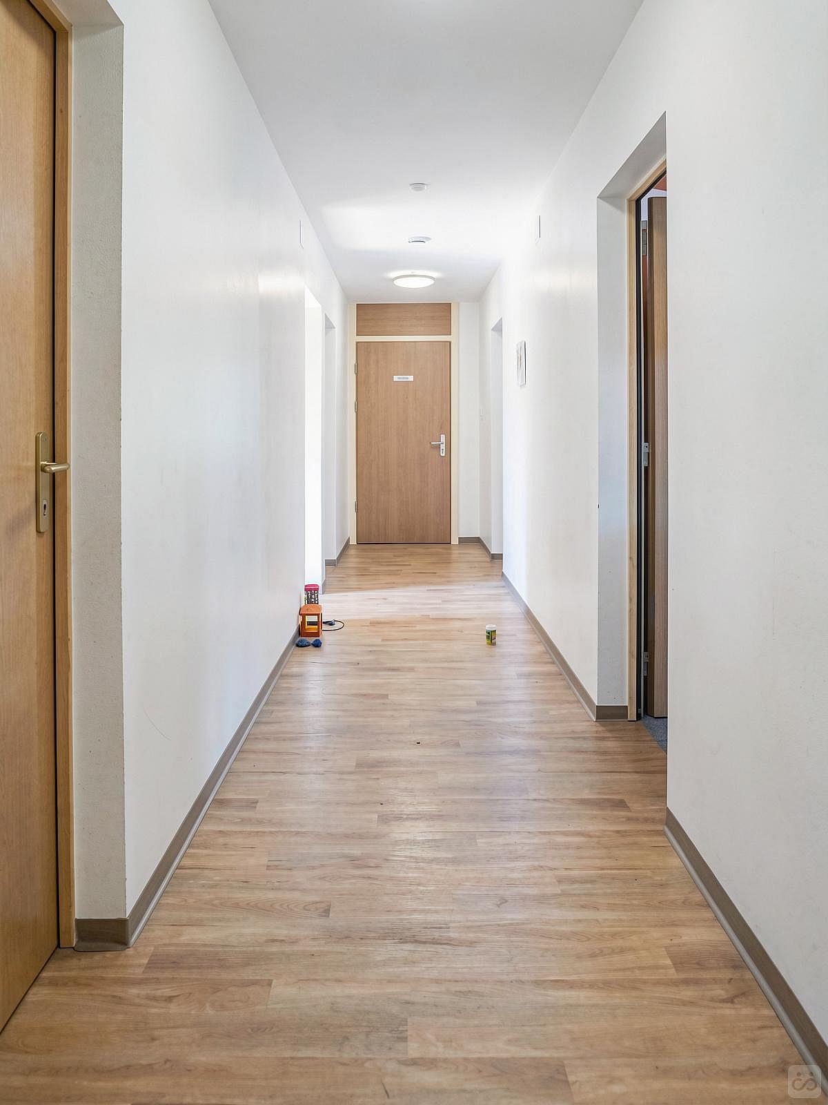 Bed In A 8-Bed Mixed Gender Room - Cozy Chalet Overlooking the Alps w/ Garden + Coworking - Gallery - 12