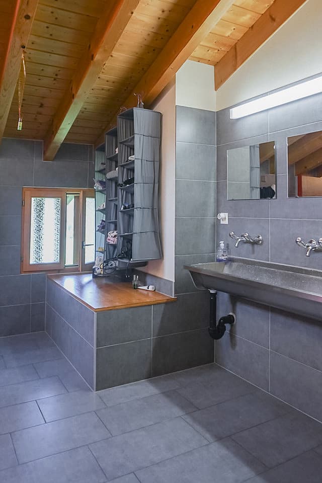 Bed In A 8-Bed Mixed Gender Room - Cozy Chalet Overlooking the Alps w/ Garden + Coworking - Gallery - 15