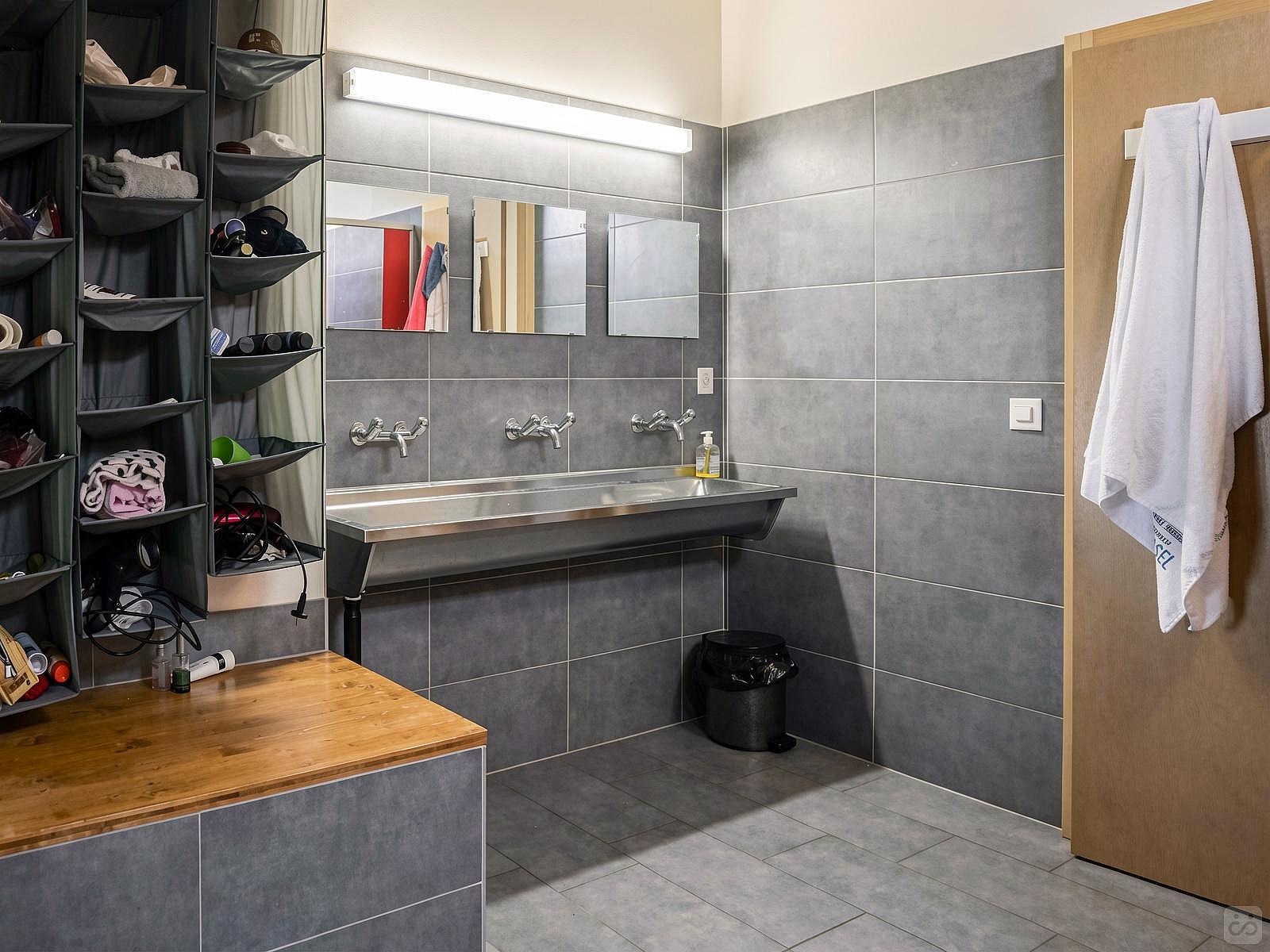 Bed In A 8-Bed Mixed Gender Room - Cozy Chalet Overlooking the Alps w/ Garden + Coworking - Gallery - 9