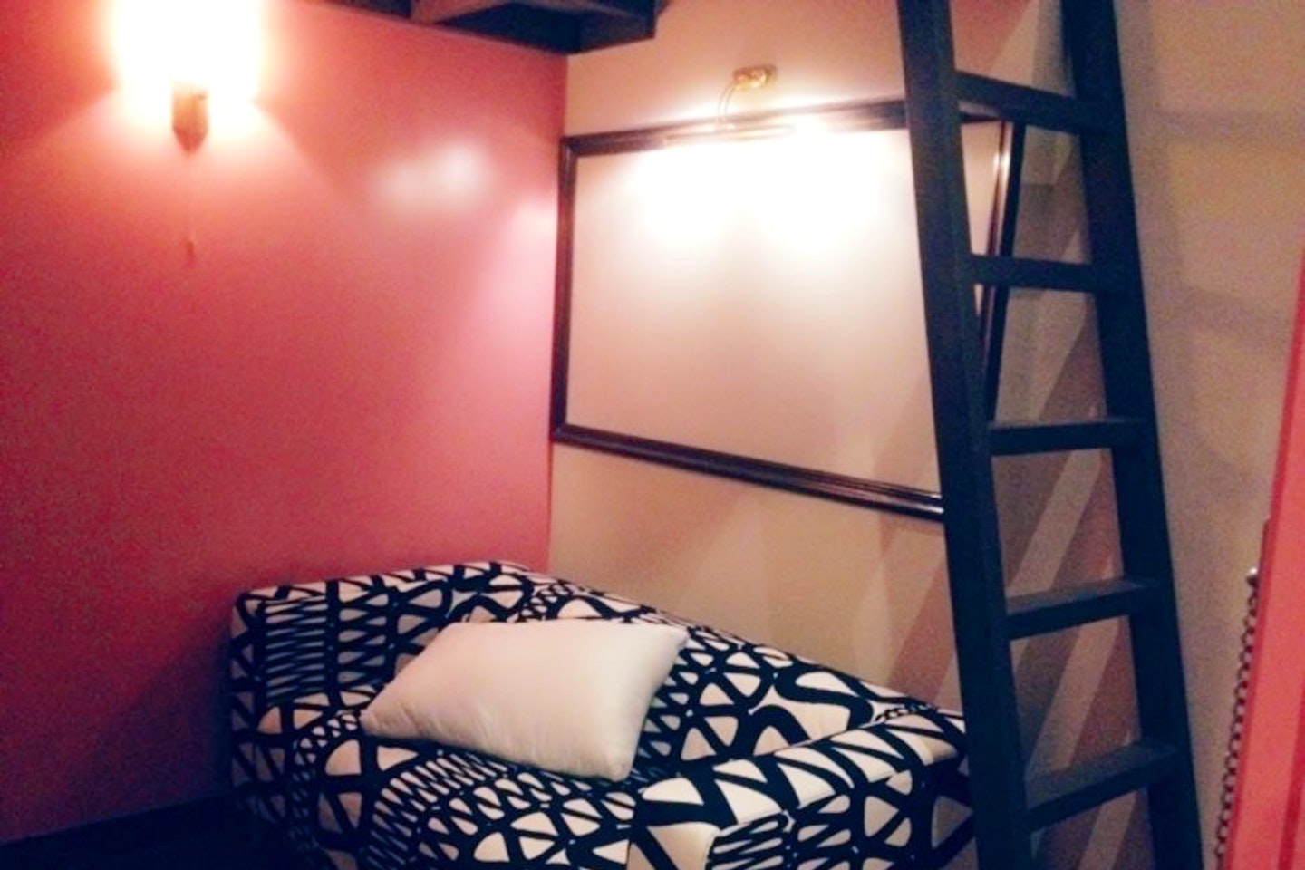 Duplex Suite Room - Cozy Furnished House w/ Workspace - Gallery - 1