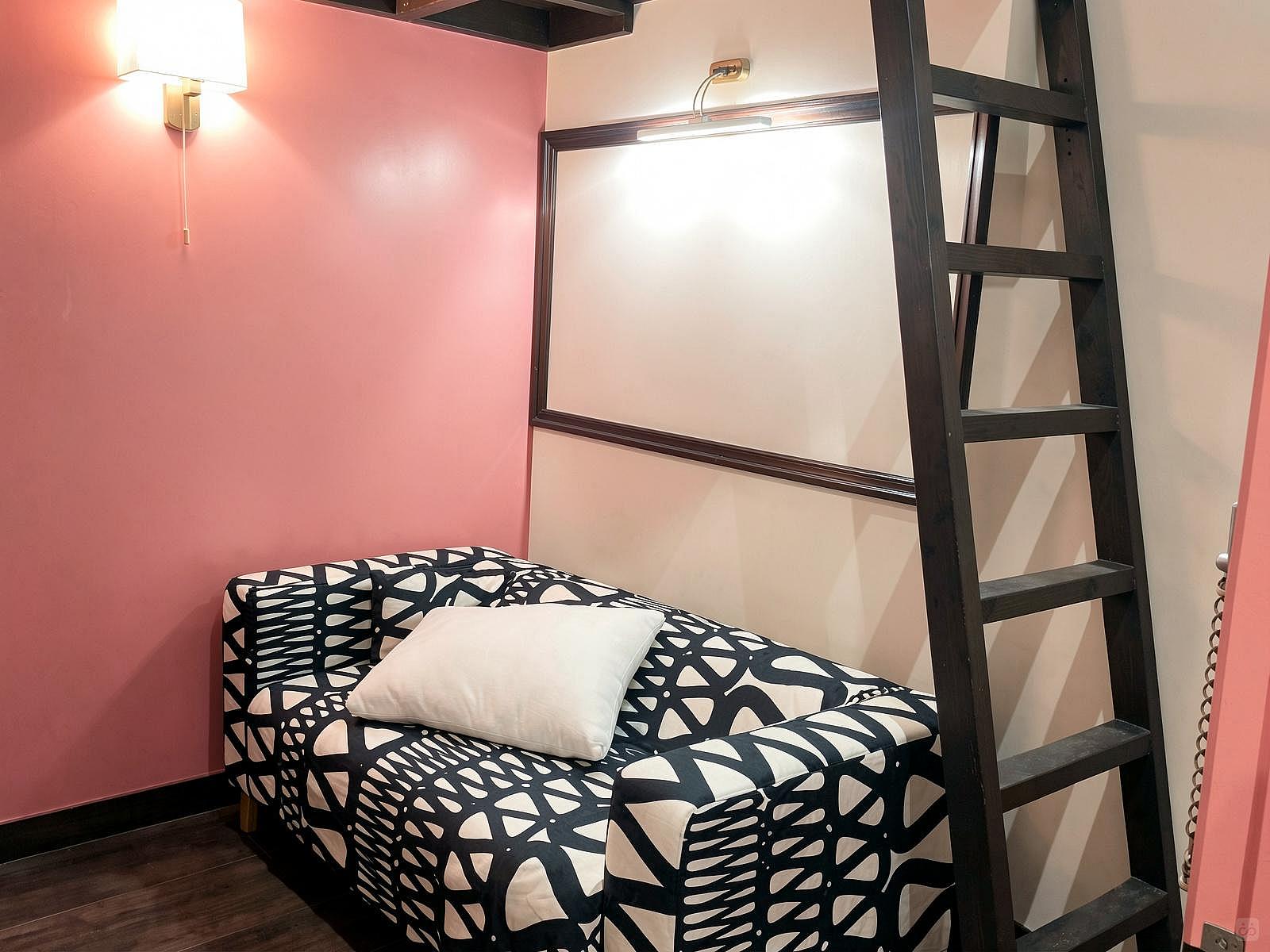 Duplex Suite Room - Cozy Furnished House w/ Workspace - Gallery - 21