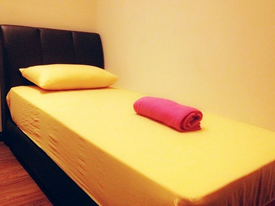 Triple Suite Room - Cozy Furnished House w/ Workspace - Gallery - 19