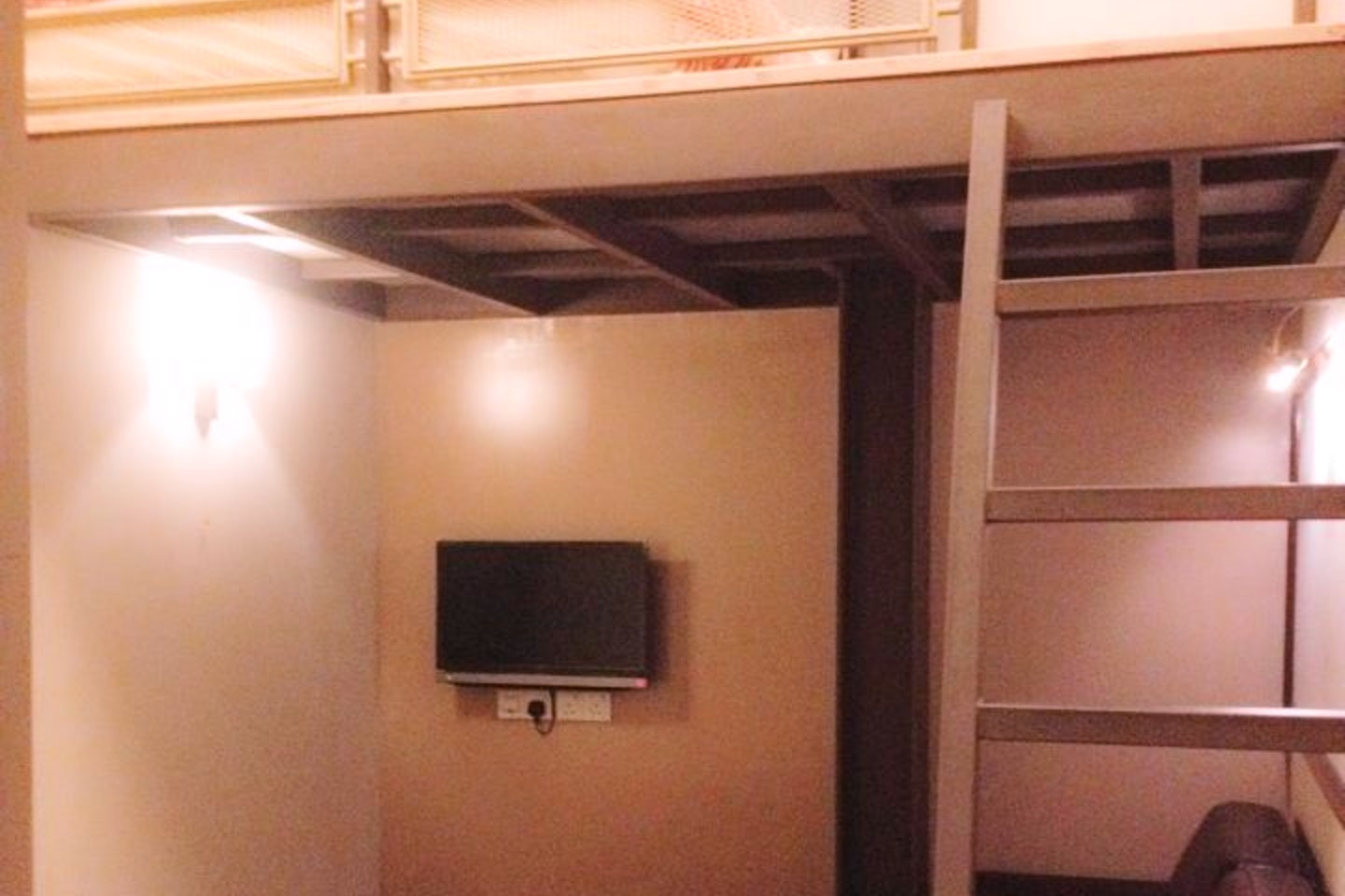 Triple Suite Room - Cozy Furnished House w/ Workspace - Gallery - 1