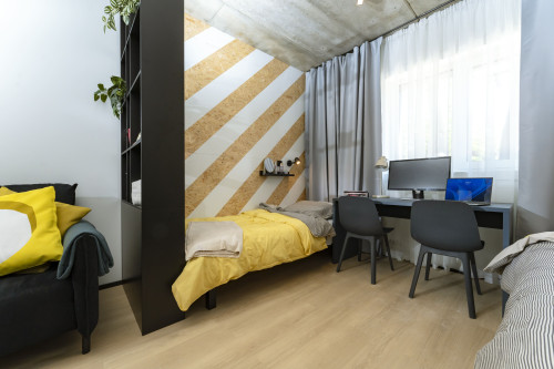 A Bed in Twin Studio - Gallery - 3