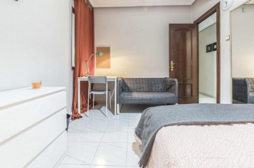 Fantastic double bedroom in Camins al Grau