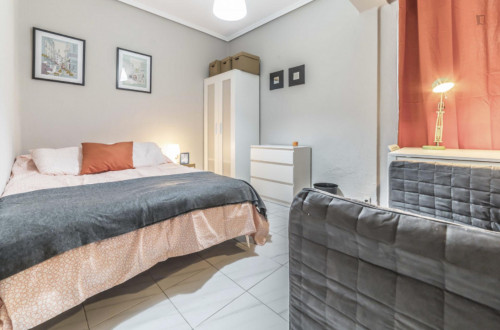 Fantastic double bedroom in Camins al Grau
