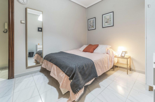 Fantastic double bedroom in Camins al Grau