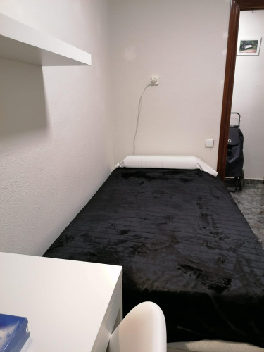 Single bedroom in 3-bedroom apartment