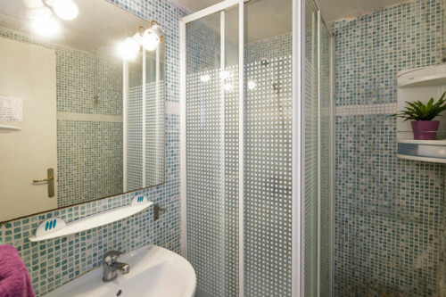 Single bedroom in a student flat, near Ciutat Universitária