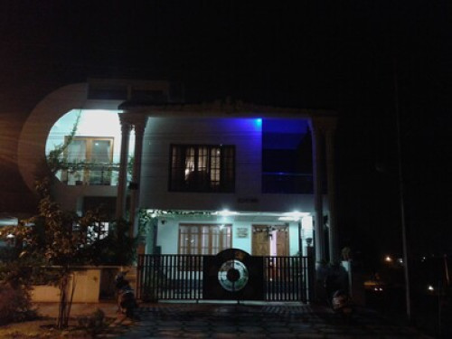 12 ft round window and lavish home! - Gallery - 27