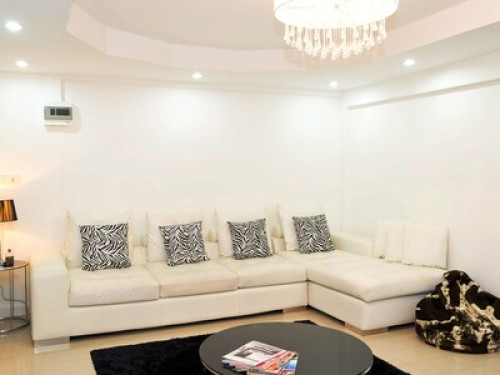 White Elegance & a Touch of Romance - Gallery - 10