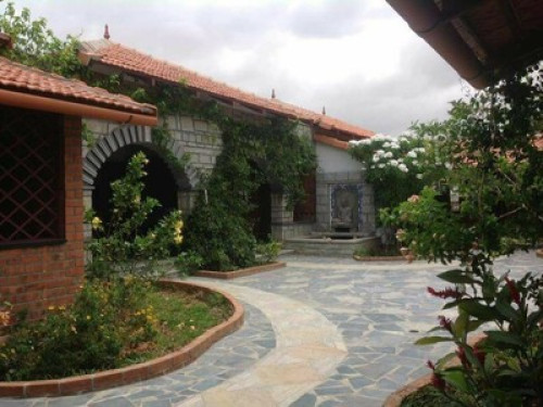 Spacious courtyard home  - Gallery - 23
