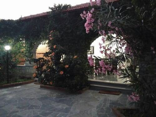 Spacious courtyard home  - Gallery - 20