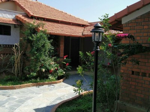 Spacious courtyard home  - Gallery - 16