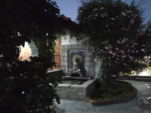 Spacious courtyard home  - Gallery - 3