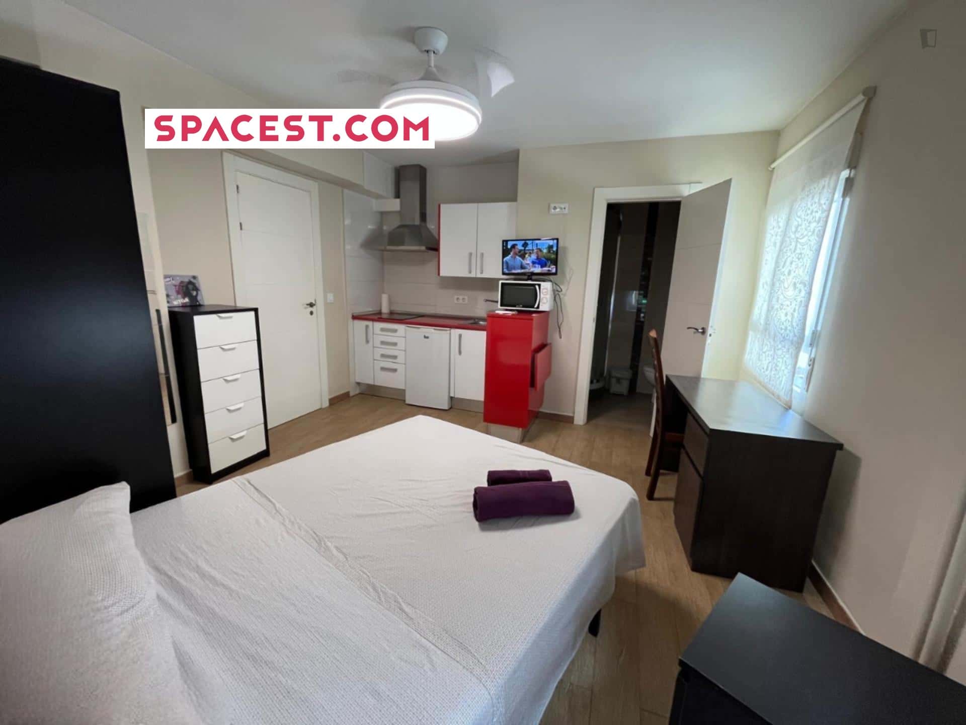 Room In Calle Fermín Caballero, Cuenca For 200 M² With 6 Bedrooms - 2