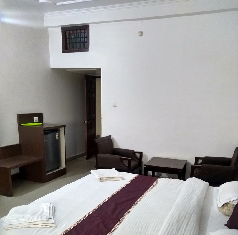 A Fully Furnished Double Bed Room With An Extra Floor Mattress If Asked For(extra Charges Applicable - 1