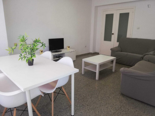 Cozy single bedroom in a 3-bedroom apartment near Aragó metro station