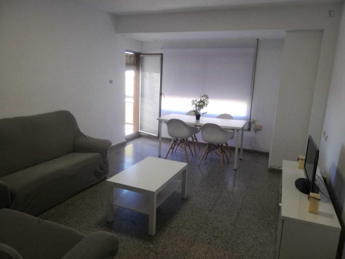 Cozy single bedroom in a 3-bedroom apartment near Aragó metro station
