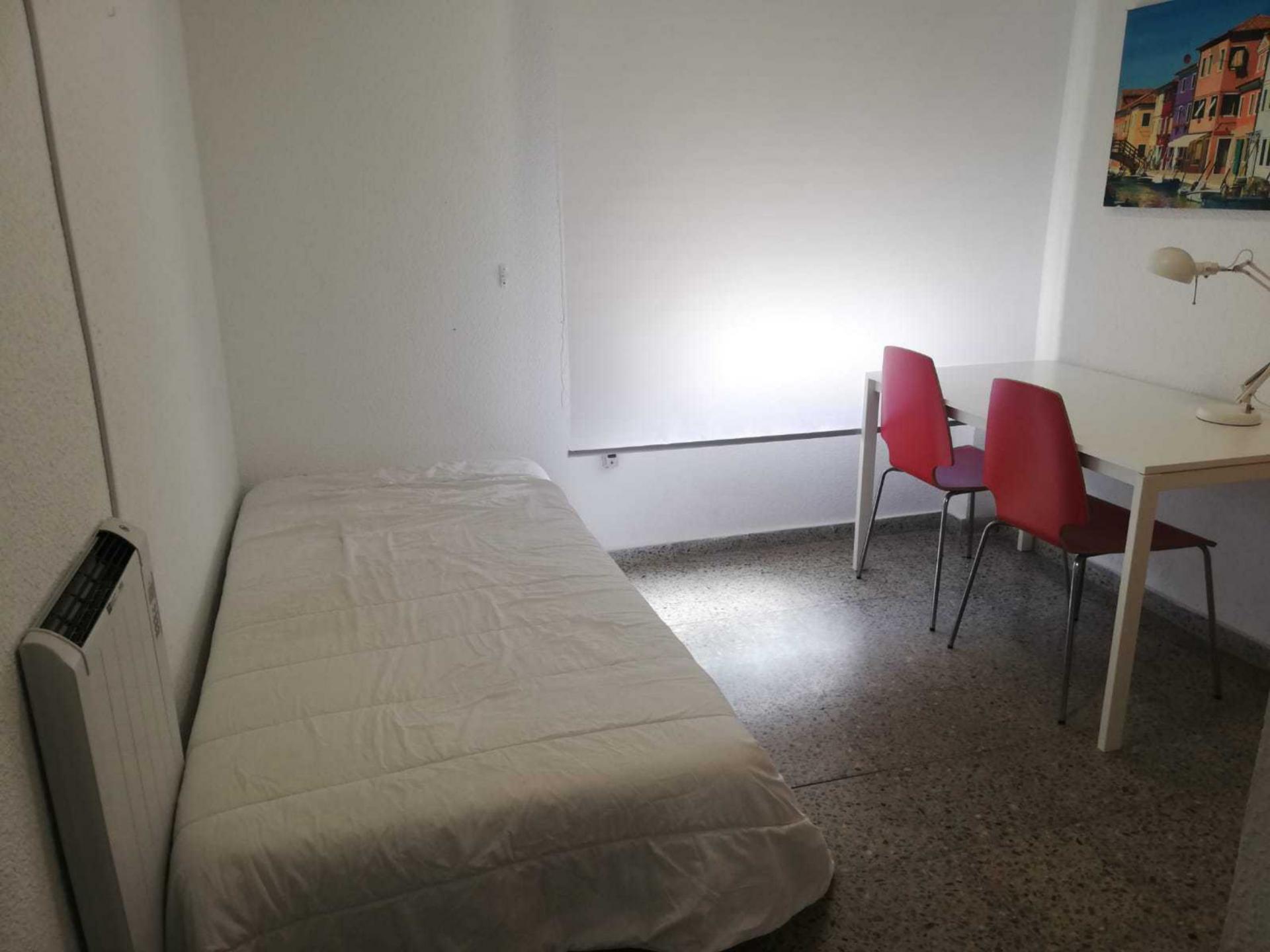 Cozy Single Bedroom In A 3-Bedroom Apartment Near Aragó Metro Station - Cozy single bedroom in a 3-bedroom apartment near Aragó metro station - Gallery - 1