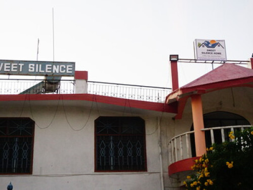Luxurious 4-Bedroom Villa at Abu Rd - Gallery - 18