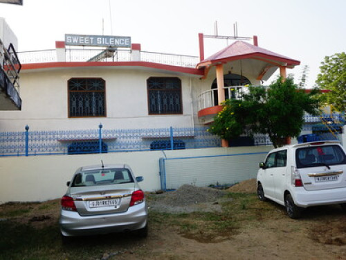 Luxurious 4-Bedroom Villa at Abu Rd - Gallery - 16