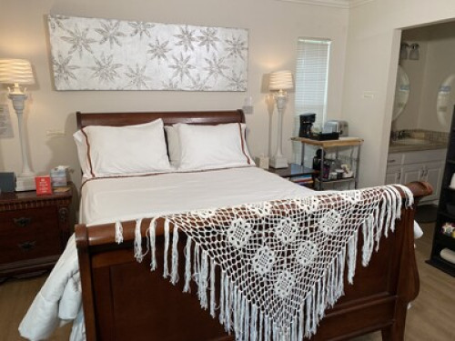 Private Suite With A Lake View - Gallery - 16