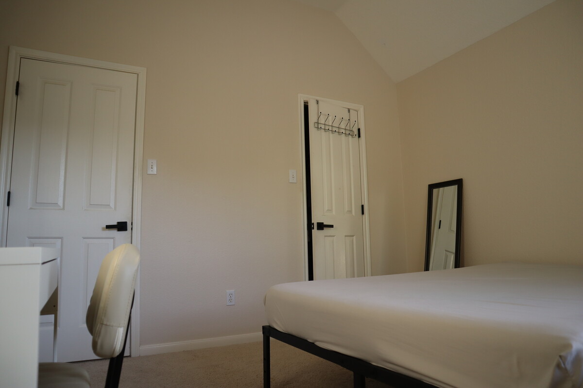 Room 1 ***ONLY FEMALES***(Full Room) - 1