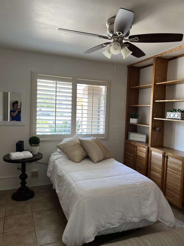 Large Room One Queen Size Bed(Full Room) - 1