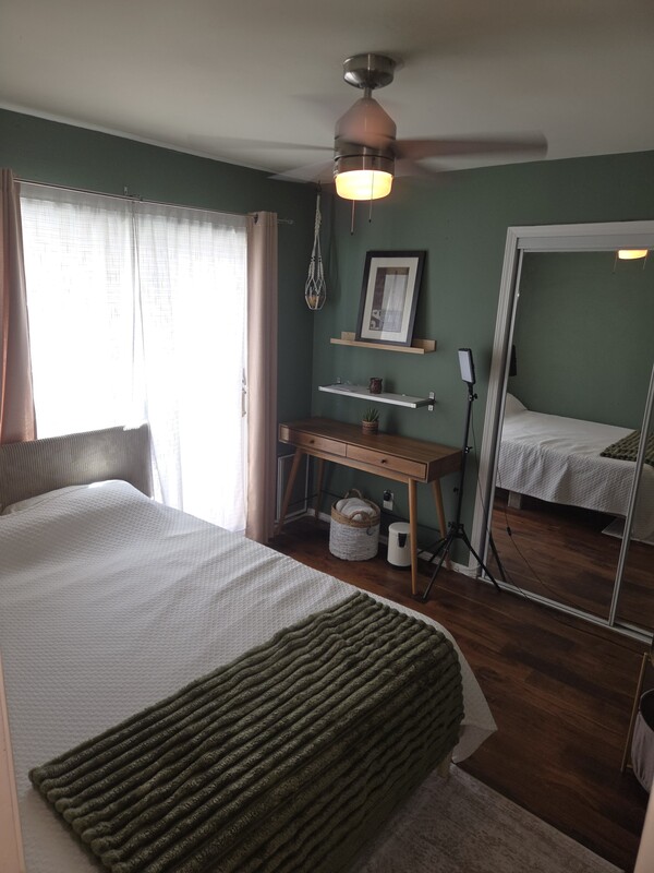 Comfy & Cozy Queen(not Double Bed) Bedroom(Full Room) - 1