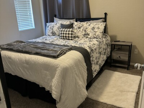 1 bedroom and a private bathroom 