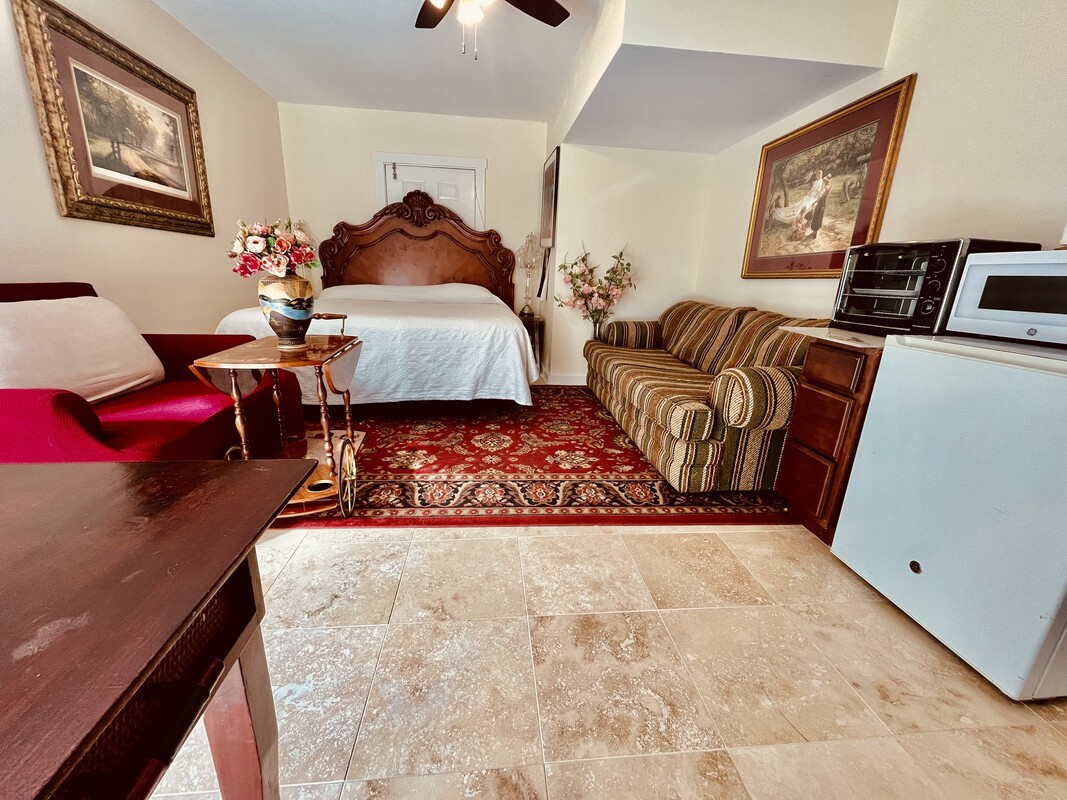 Master Bedroom By The Garden (Full Room) - 1