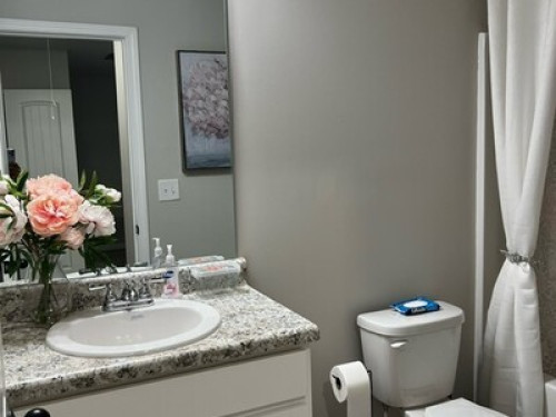 Cozy 1 Bedroom and Private Bathroom