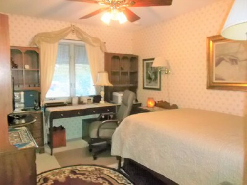 Room with desk facing window Wifi