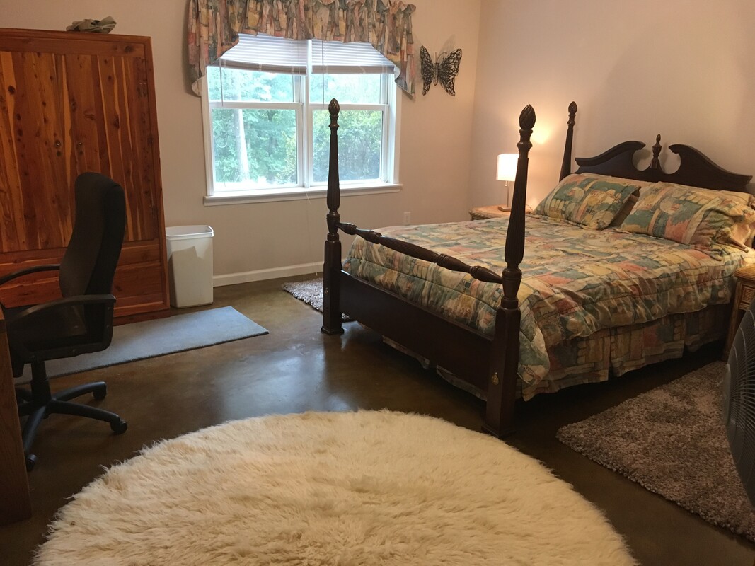 Bedroom With Queen Bed(Full Room) - 1
