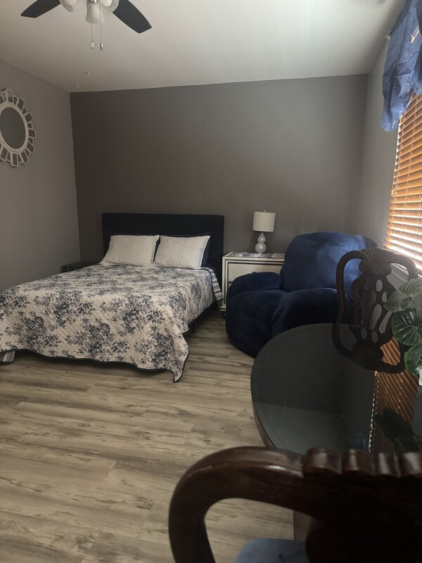 Upstairs Spacious Queen Room With Mountain Views - “O”(Full Room) - 1