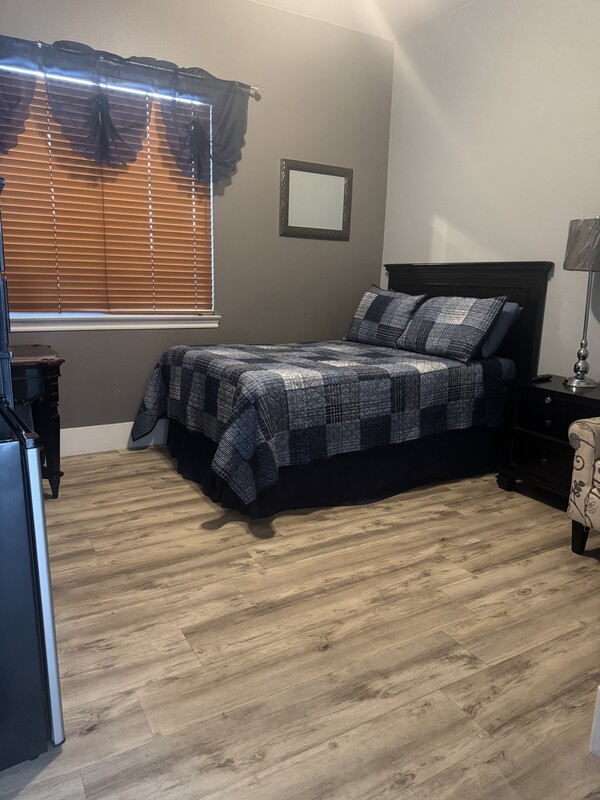 Downstairs Spacious Double Room - East(Full Room) - 1
