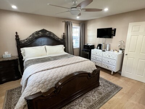 Cozy Room with Private Bathroom  - Gallery - 14